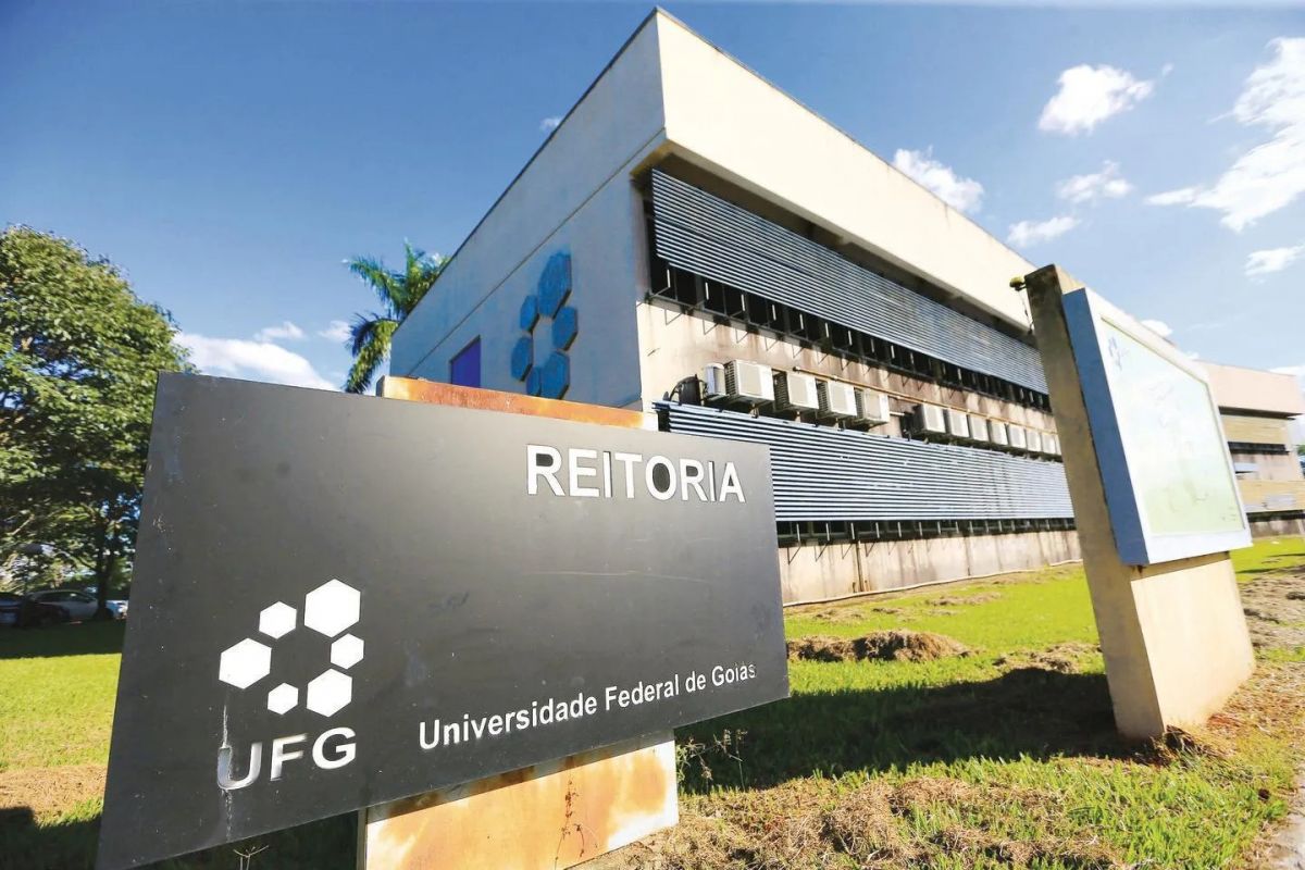 Professores das universidades federais de Goiás discutem possível greve em assembleia